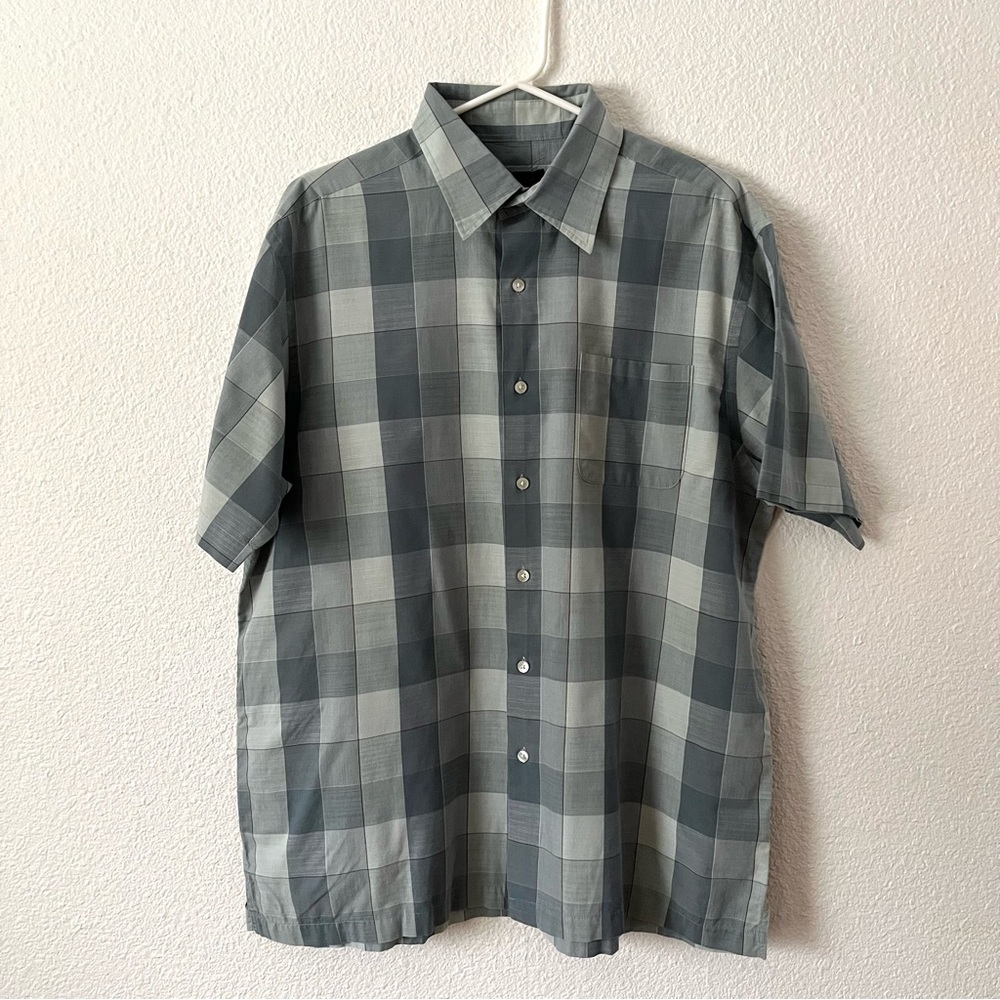 Van Heusen Buffalo Plaid Short Sleeve Shirt
Men’s Size L (16-16 1/2)